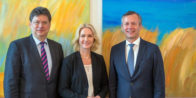 Die Ministerpräsidentin von Mecklenburg-Vorpommern, Manuela Schwesig (SPD), stellt den neuen Finanzminister für Mecklenburg-Vorpommern, Reinhard Meyer (l, SPD), und den neuen Chef der Staatskanzlei, Heiko Geue (r), bei einer Pressekonferenz vor. Die Ministerpräsidentin von Mecklenburg-Vorpommern, Manuela Schwesig (SPD), stellt den neuen Finanzminister für Mecklenburg-Vorpommern, Reinhard Meyer (l, SPD), und den neuen Chef der Staatskanzlei, Heiko Geue (r), bei einer Pressekonferenz vor.