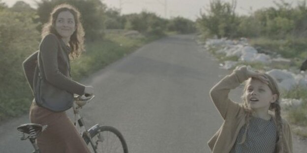 Anja (Zrinka Cvitješić) und ihre Tochter Mila (Leni Erceg) stehen in der Sonne auf einer Straße Anja (Zrinka Cvitješić) und ihre Tochter Mila (Leni Erceg) stehen in der Sonne auf einer Straße