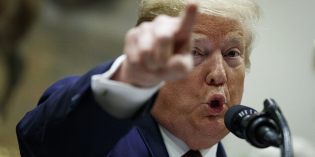 Trump hält mit aufgebrachter Geste eine Rede Trump hält mit aufgebrachter Geste eine Rede