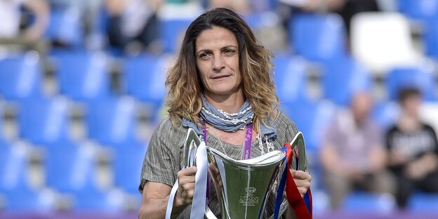 Patrizia Panico hält einen Pokal