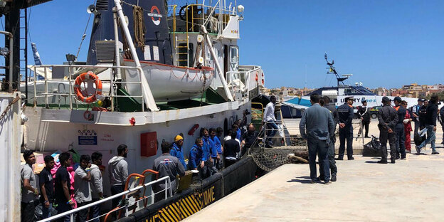 Gerettete steigen vom Schiff an Land Gerettete steigen vom Schiff an Land