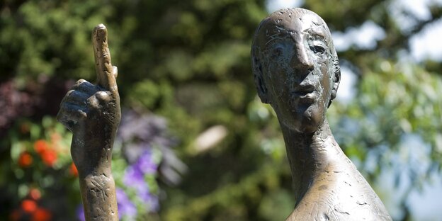 Eine Skulptur mit erhobenem Zeigefinger Eine Skulptur mit erhobenem Zeigefinger