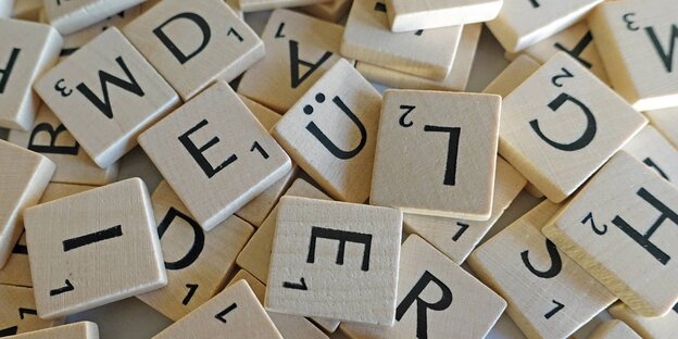 Buchstabenklötze liegen durcheinander Buchstabenklötze liegen durcheinander