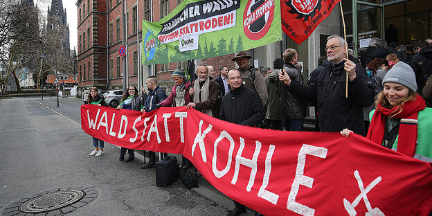 Demonstranten gegen Kohle-Tagebau mit Bannern Demonstranten gegen Kohle-Tagebau mit Bannern