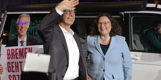 Carsten Sehling winkt, neben ihm steht Andrea Nahles und lacht Carsten Sehling winkt, neben ihm steht Andrea Nahles und lacht