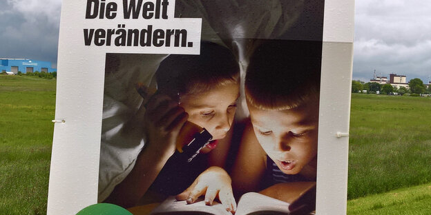 Zwei Kinder lesen unter der Bettdecke. Zwei Kinder lesen unter der Bettdecke.