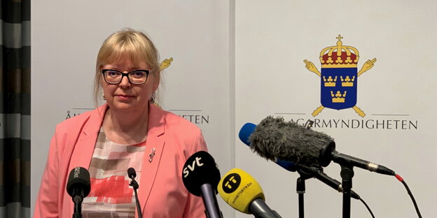 Oberstaatsanwältin Eva-Marie Persson sitzt vor Mikrofonen Oberstaatsanwältin Eva-Marie Persson sitzt vor Mikrofonen