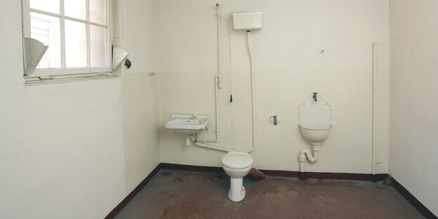 Toilette und Waschbecken in einer Gefängniszelle Toilette und Waschbecken in einer Gefängniszelle