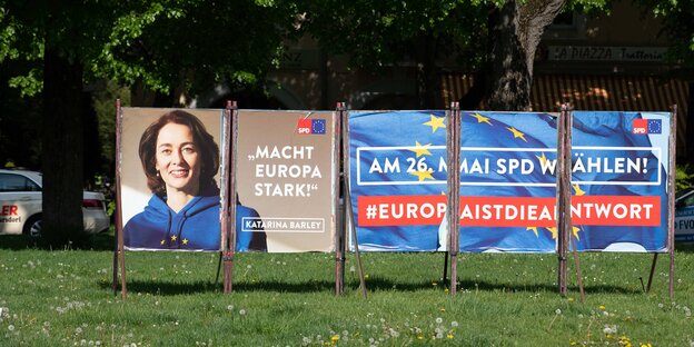 Katarina Barley auf einem Wahlplakat. Sie trägt einen Kapuzenpollover mit der Europaflagge Katarina Barley auf einem Wahlplakat. Sie trägt einen Kapuzenpollover mit der Europaflagge