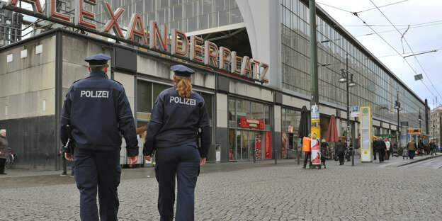 Zwei Polizeistreifen gegen in Richtung des Bahnhofs Alexanderplatz Zwei Polizeistreifen gegen in Richtung des Bahnhofs Alexanderplatz