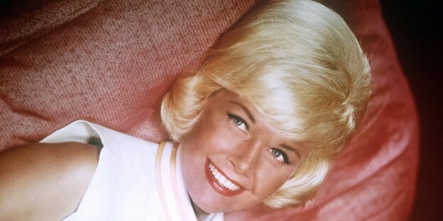 Doris Day liegt auf einem Sofa Doris Day liegt auf einem Sofa