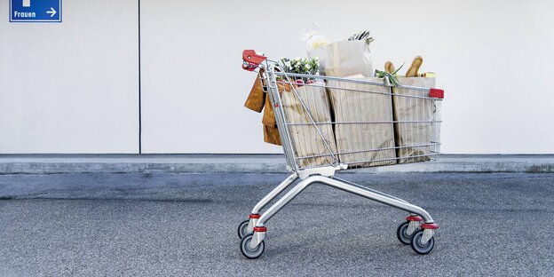 Voller Einkaufswagen auf Parkplatz Voller Einkaufswagen auf Parkplatz