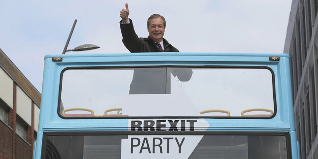 Nigel Farage steht auf einem Bus mit offenem Verdeck Nigel Farage steht auf einem Bus mit offenem Verdeck