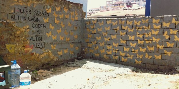 Auf einer Mauer sind goldene Schmetterlinge zu sehen Auf einer Mauer sind goldene Schmetterlinge zu sehen