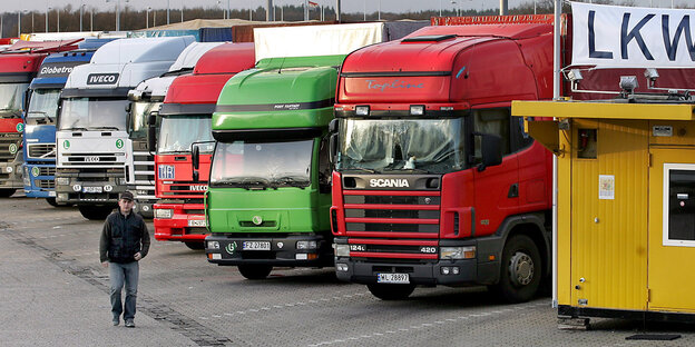 Auf einem Rastplatz parken viele Lkw nebeneinander