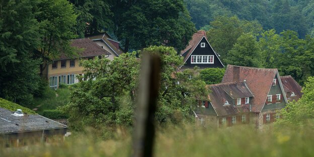 Das Gebäude der Odenwaldschule in Heppenheim, umgeben von Bäumen und Wiesen Das Gebäude der Odenwaldschule in Heppenheim, umgeben von Bäumen und Wiesen