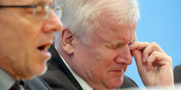 Horst Seehofer kneift die Augen zusammen