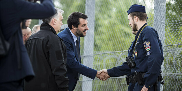 Matteo Salvini und Viktor Orban bei einem Treffen am Grenzzauen zu Serbien Matteo Salvini und Viktor Orban bei einem Treffen am Grenzzauen zu Serbien
