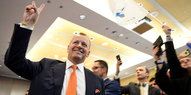 Boris Kollár macht ein Peace-Zeichen Boris Kollár macht ein Peace-Zeichen