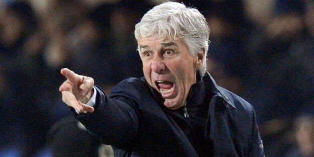 Gian Piero Gasperini ruft und zeigt auf etwas Gian Piero Gasperini ruft und zeigt auf etwas