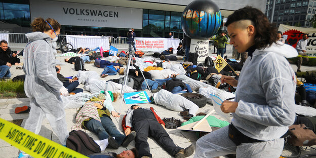 AktivistInnen in weißen Overalls beim Protest vor der VW-Hauptversammlung in Berlin AktivistInnen in weißen Overalls beim Protest vor der VW-Hauptversammlung in Berlin