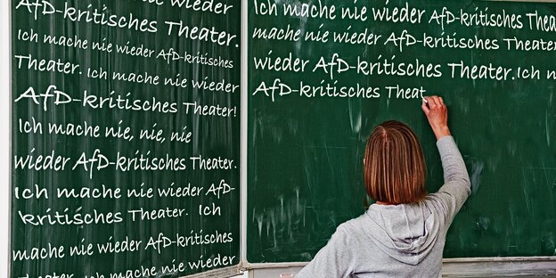 Jemand schreibt an eine Tafel: Ich mache nie wieder AfD-kritisches Theater. Jemand schreibt an eine Tafel: Ich mache nie wieder AfD-kritisches Theater.