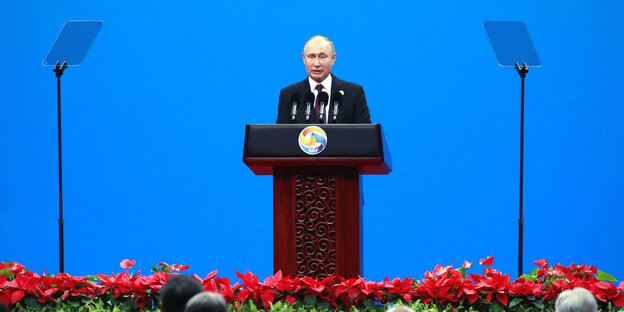 Wladimir Putin hält eine Rede in einem feierlichen Rahmen Wladimir Putin hält eine Rede in einem feierlichen Rahmen