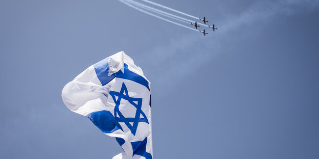 Israelische Flugakrobaten führen am 70. Unabhängigkeitstag des jüdischen Staates eine Flugschau auf Israelische Flugakrobaten führen am 70. Unabhängigkeitstag des jüdischen Staates eine Flugschau auf