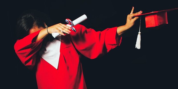 Eine Absolventin macht einen Dab Eine Absolventin macht einen Dab