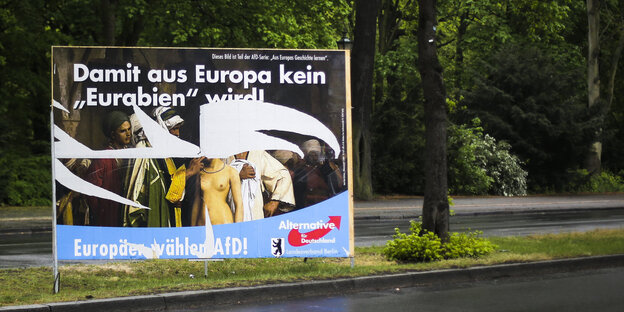 Auf einem zerstörten Wahlplakat der AfD steht "Damit aus Europa kein Eurabien wird" Auf einem zerstörten Wahlplakat der AfD steht "Damit aus Europa kein Eurabien wird"
