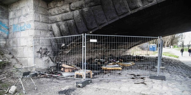 Unter einer Brücke liegen verbrannte Gegenstände Unter einer Brücke liegen verbrannte Gegenstände