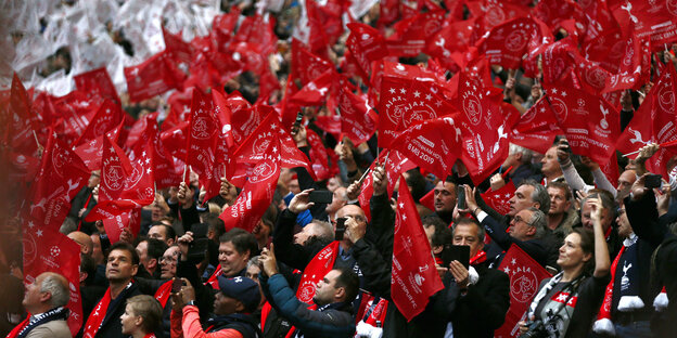 Ajax-Fans jubeln beim Champions-League-Halbfinale gegen Tottenham Hotspur Ajax-Fans jubeln beim Champions-League-Halbfinale gegen Tottenham Hotspur