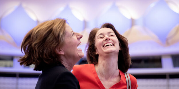 Katarina Barley und Malu Dreyer lachen Katarina Barley und Malu Dreyer lachen