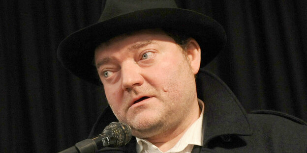 Wiglaf Droste spricht in ein Mikrofon Wiglaf Droste spricht in ein Mikrofon