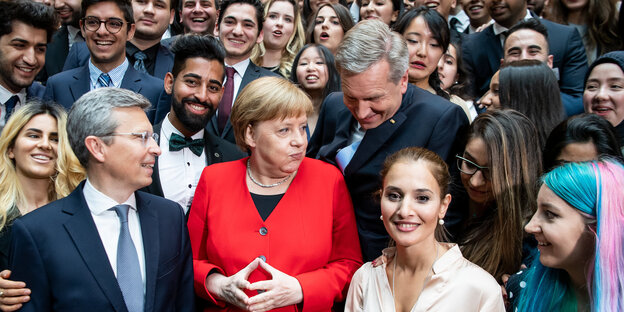 Bundeskanzlerin Merkel in einer Gruppe junger Menschen Bundeskanzlerin Merkel in einer Gruppe junger Menschen