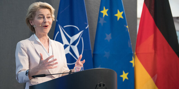 Ursula von der Leyen spricht vor einer Nato-Flagge Ursula von der Leyen spricht vor einer Nato-Flagge