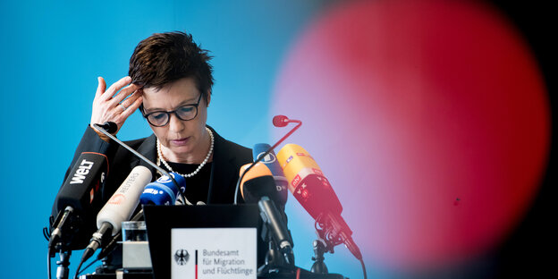 Jutta Cordt, Ex-Chefin des Bundesamts für Migration und Flüchtlinge, bei einer Pressekonferenz Jutta Cordt, Ex-Chefin des Bundesamts für Migration und Flüchtlinge, bei einer Pressekonferenz
