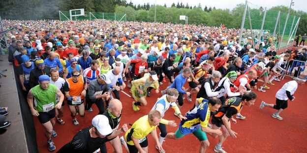 Das Feld der Marathonläufer setzt sich in Bewegung Das Feld der Marathonläufer setzt sich in Bewegung