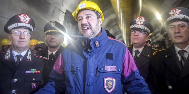 Minister Matteo Salvini in einer Polizeiuniform Minister Matteo Salvini in einer Polizeiuniform