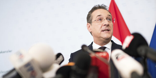 Heinz-Christian Strache spricht bei einer Pressekonferenz in mehrere Mikros Heinz-Christian Strache spricht bei einer Pressekonferenz in mehrere Mikros