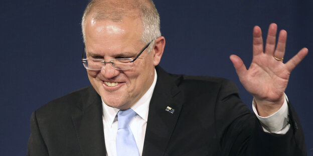 Scott Morrison mit zum Winken erhobener Hand Scott Morrison mit zum Winken erhobener Hand