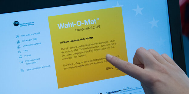 Eine Frau zeigt mit ihrem Finger auf die Startseite des Wahl-O-Maten für die Europawahl Eine Frau zeigt mit ihrem Finger auf die Startseite des Wahl-O-Maten für die Europawahl