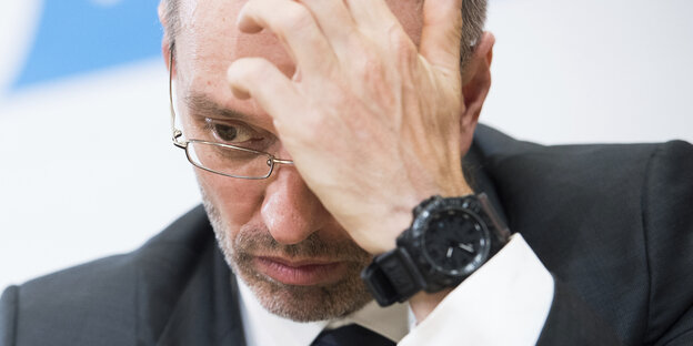Heribert Kickl kratzt sich an der Stirn Heribert Kickl kratzt sich an der Stirn
