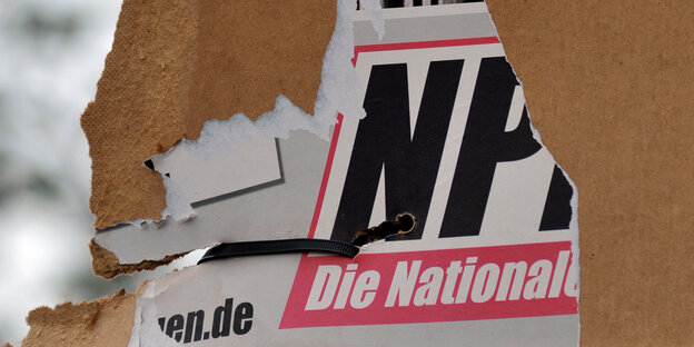 Ein Wahlplakat der Partei NPD wurde offenbar abgerissen, es hängen nur noch Teile davon Ein Wahlplakat der Partei NPD wurde offenbar abgerissen, es hängen nur noch Teile davon
