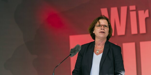 Die Spitzenkandidatin der Linkspartei, Kristina Vogt, spricht auf dem Marktplatz vor der Bürgerschaft in Bremen, April 2019 Die Spitzenkandidatin der Linkspartei, Kristina Vogt, spricht auf dem Marktplatz vor der Bürgerschaft in Bremen, April 2019