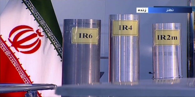 Zentrifugen in der Atomanlage Natanz, hier im iranischen Fernsehen Zentrifugen in der Atomanlage Natanz, hier im iranischen Fernsehen