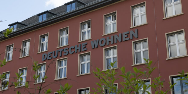 Hausfassade, an der Deutsche Wohnen steht Hausfassade, an der Deutsche Wohnen steht