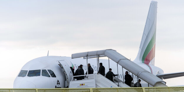 Abgelehnte Asylbewerber steigen in ein Flugzeug Abgelehnte Asylbewerber steigen in ein Flugzeug