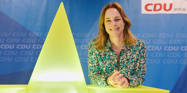 Hildegard bentele, Spitzenkandidatin der CDU Berlin zur Europawahl, steht nach einer Pressekonferenz zum Start in den Europawahlkampf neben einem leuchtenden Stern mit dem Logo ihrer Partei. Hildegard bentele, Spitzenkandidatin der CDU Berlin zur Europawahl, steht nach einer Pressekonferenz zum Start in den Europawahlkampf neben einem leuchtenden Stern mit dem Logo ihrer Partei.