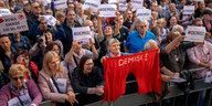 Blick in eine Protestversammlung